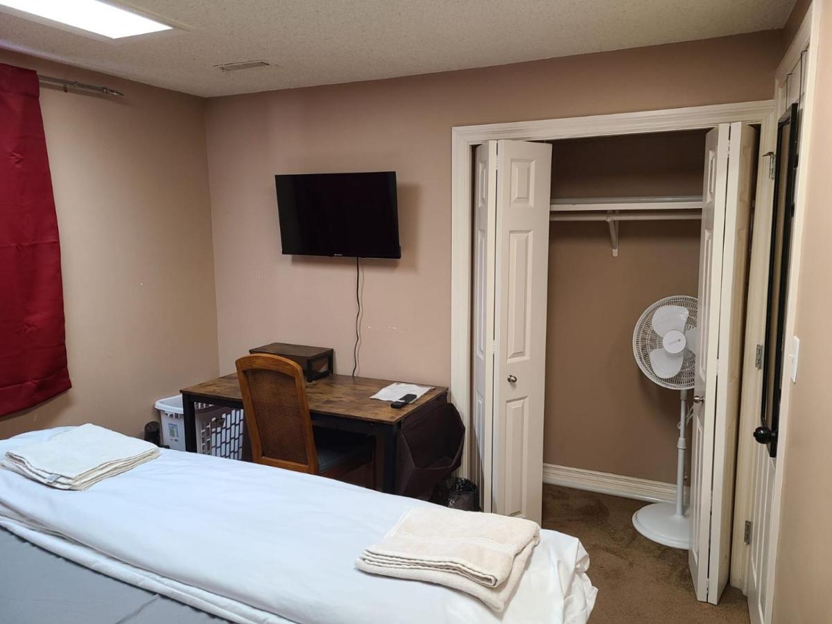 Cozy Home With Comfortable Beds And Fully Equipped Kitchen 15 Mins Drive From Airport, Downtown, Sait And U Of C And 80 Min Drive To Banff YYC Exteriör bild