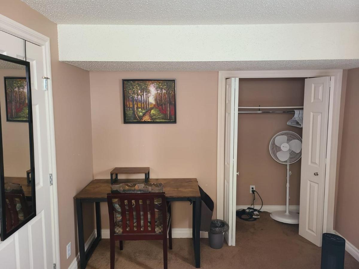 Cozy Home With Comfortable Beds And Fully Equipped Kitchen 15 Mins Drive From Airport, Downtown, Sait And U Of C And 80 Min Drive To Banff YYC Exteriör bild