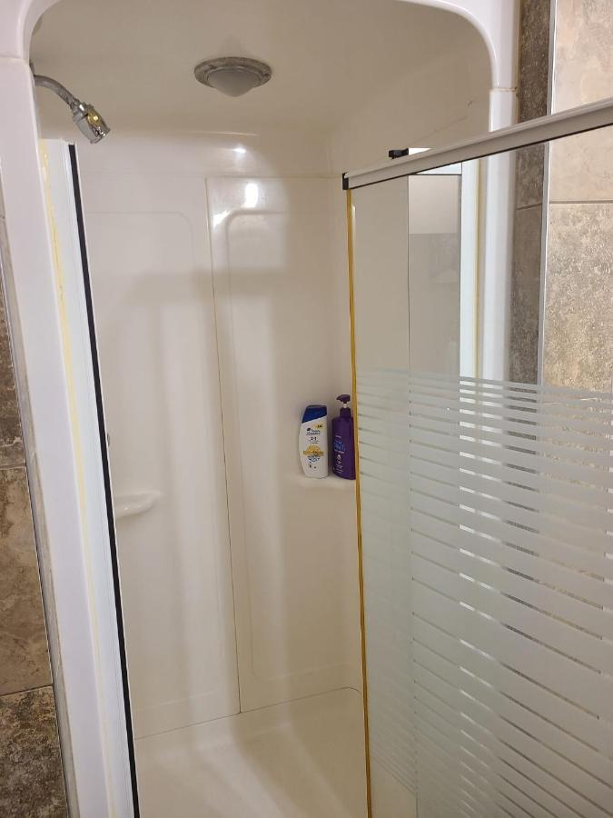 Cozy Home With Comfortable Beds And Fully Equipped Kitchen 15 Mins Drive From Airport, Downtown, Sait And U Of C And 80 Min Drive To Banff YYC Exteriör bild