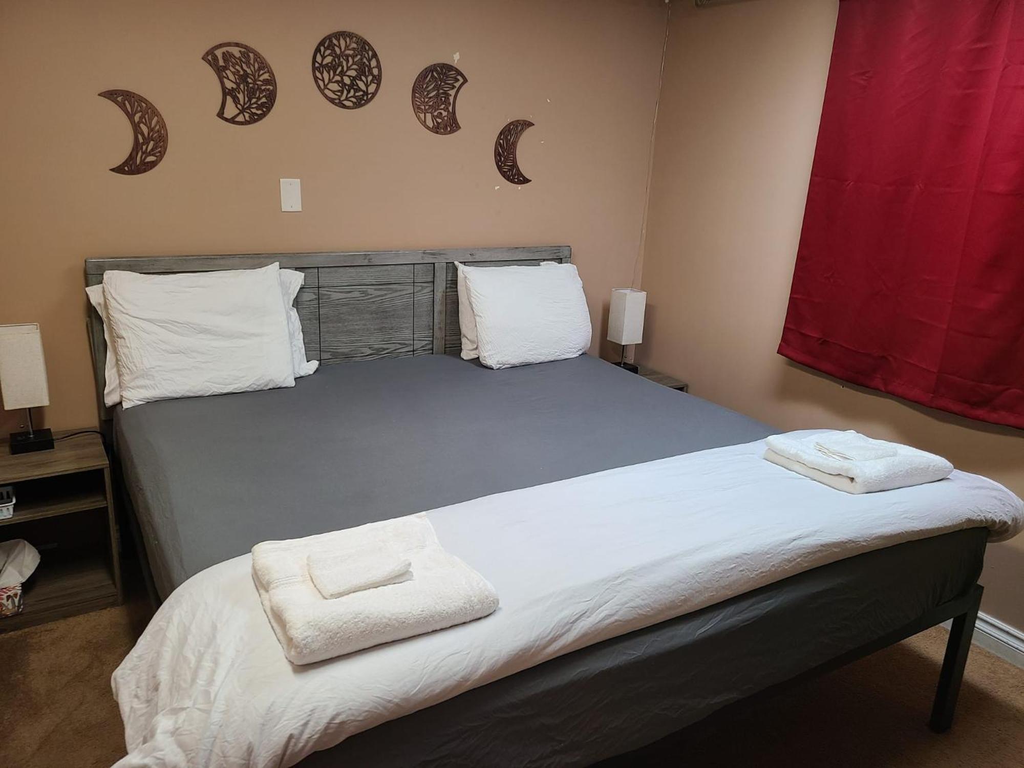 Cozy Home With Comfortable Beds And Fully Equipped Kitchen 15 Mins Drive From Airport, Downtown, Sait And U Of C And 80 Min Drive To Banff YYC Exteriör bild